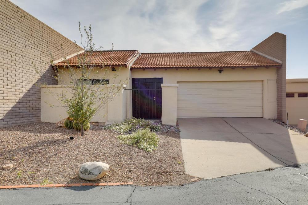 Tucson Townhome with Private Patio and Mtn Views!